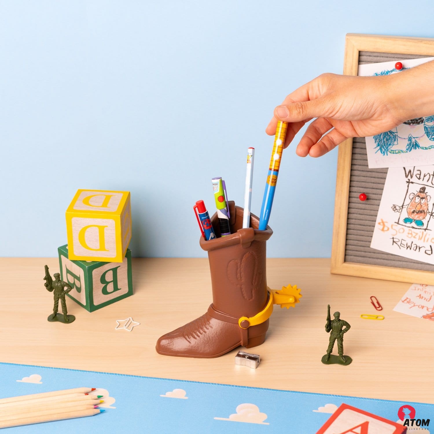 Disney Pixar - Toy Story - pot à crayons avec set de papeterie Botte de Woody - (16 cm)